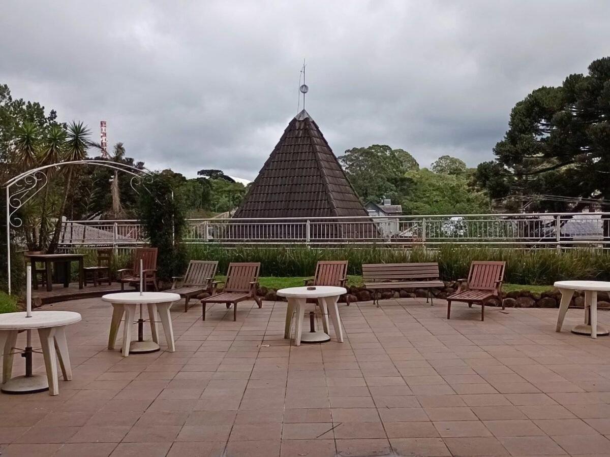 Apartamento No Residencial Village No Centro De Gramado, Com Piscina Aquecida E Hidromassagem Esterno foto